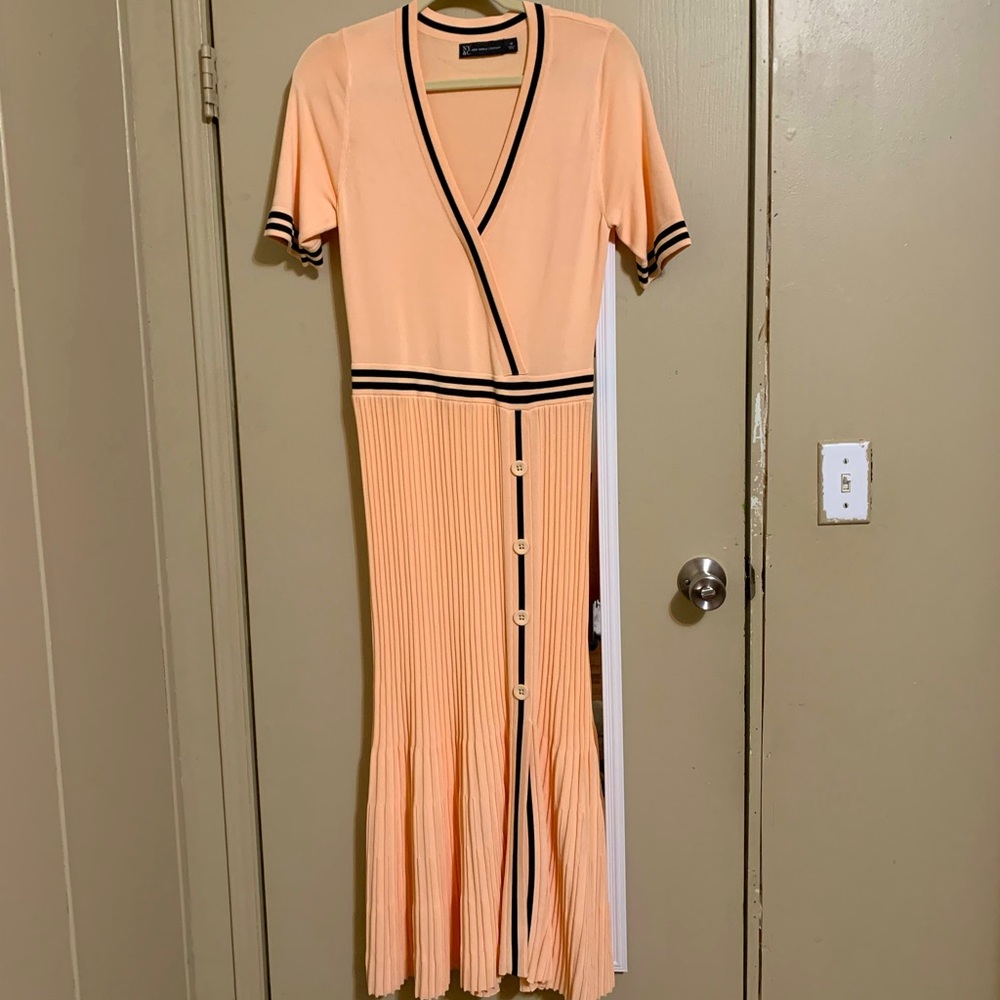 New York & Company peach dress w/buttons 🧡 SIZE M